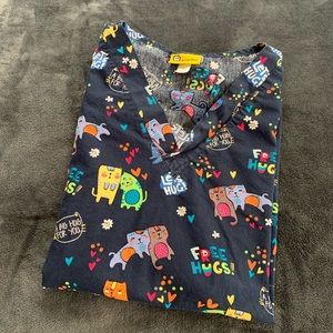 Women’s Nursing/Healthcare Cats/Kitties “Free Hugs” scrub top (B2)